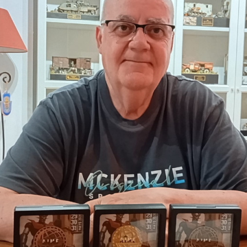 Rafael Aracil muestra los premios obtenidos en el XII Concurso de Modelismo Ciudad de Elche