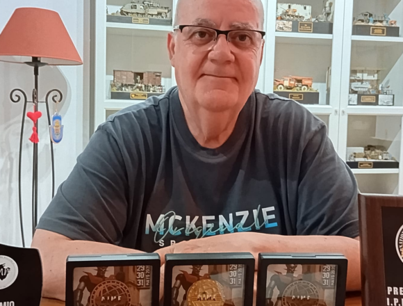 Rafael Aracil muestra los premios obtenidos en el XII Concurso de Modelismo Ciudad de Elche