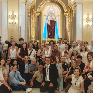 Cofrades y fieles junto al altar restaurado de la Virgen de los Dolores en la Iglesia de la Inmaculada de Torrevieja VA3468-restauracion-altar-dolorosa-torrevieja-70-aniversario.jpg