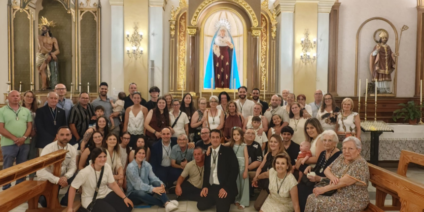 Cofrades y fieles junto al altar restaurado de la Virgen de los Dolores en la Iglesia de la Inmaculada de Torrevieja VA3468-restauracion-altar-dolorosa-torrevieja-70-aniversario.jpg
