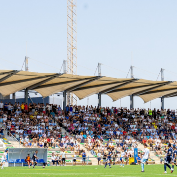 Afición del SC Torrevieja durante la final del playoff de ascenso ante el CF Benidorm en el estadio Nelson Mandela