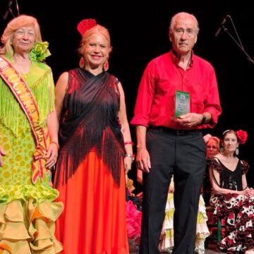 VA3468-semana-cultural-asociacion-andaluza-torrevieja.jpg Entrega de reconocimientos durante la gala Traigo un abrazo del Sur de la Semana Cultural de la Asociación Andaluza de Torrevieja