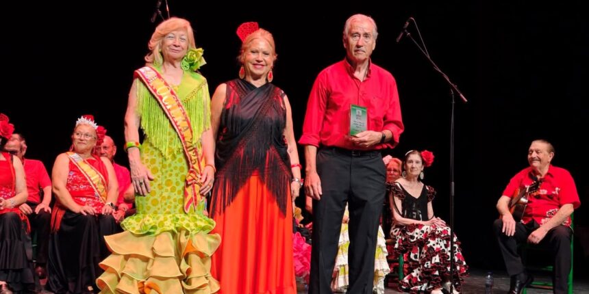 Entrega de reconocimientos durante la gala Traigo un abrazo del Sur de la Semana Cultural de la Asociación Andaluza de Torrevieja