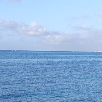 Vista del mar en verano desde la costa de Torrevieja