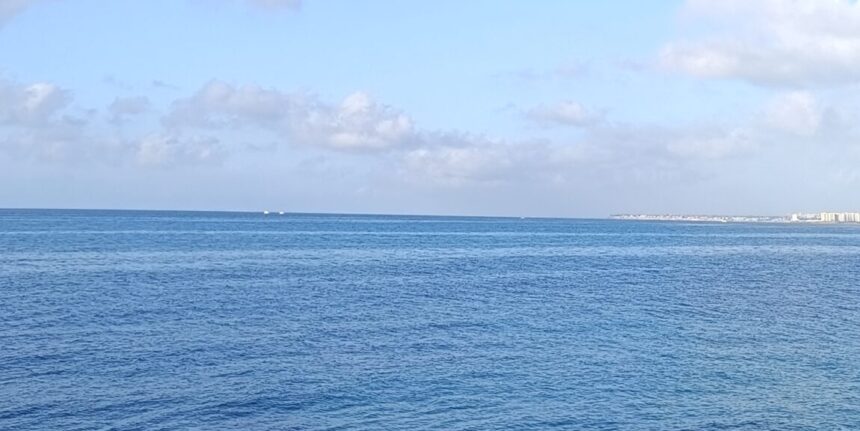 Vista del mar en verano desde la costa de Torrevieja