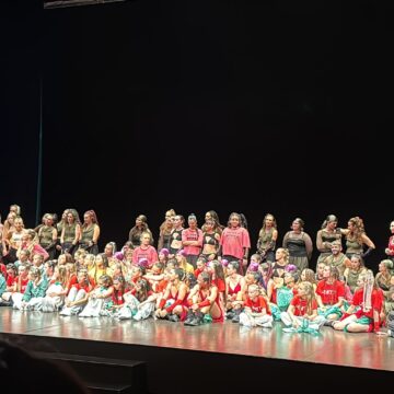 Alumnos de Unity Dance Studio durante su gala de fin de curso en el Teatro Municipal de Torrevieja