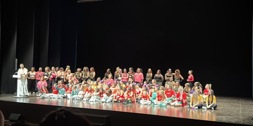 va3470-unity-dance-studio-gala-fin-curso-teatro-torrevieja.jpg Alumnos de Unity Dance Studio durante su gala de fin de curso en el Teatro Municipal de Torrevieja