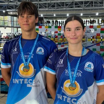 Patricia Quesada y Bogdan Yarovoy del Club Natación Torrevieja con sus medallas en el Campeonato Autonómico Junior de Verano