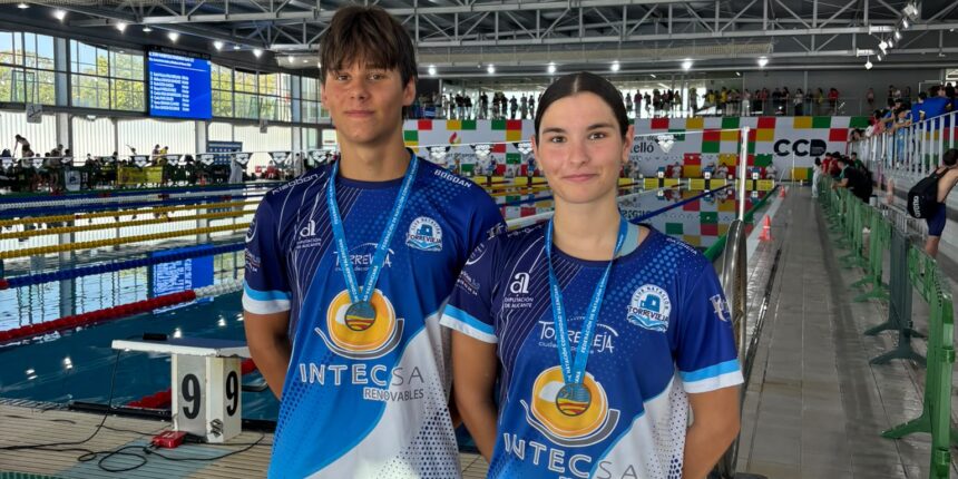 Patricia Quesada y Bogdan Yarovoy del Club Natación Torrevieja con sus medallas en el Campeonato Autonómico Junior de Verano