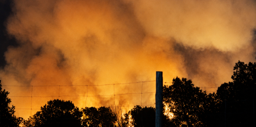va3474-incendio-san-luis-parque-natural-torrevieja.jpg Imagen ilustrativa de un incendio nocturno entre la vegetación próxima a una zona residencial
