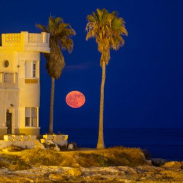 El tiempo en Torrevieja con luna sobre el litoral y ambiente estable de verano