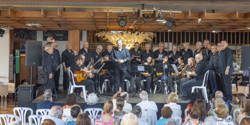 va3470-habaneras-junto-al-mar-puerto-torrevieja-ricardo-lafuente.jpg Coro y Orquesta Maestro Ricardo Lafuente durante el concierto Habaneras junto al mar en el Real Club Náutico de Torrevieja