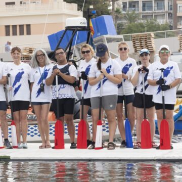 Participantes de la Regata de Campeones de Paradragón del Real Club Náutico de Torrevieja junto al agua