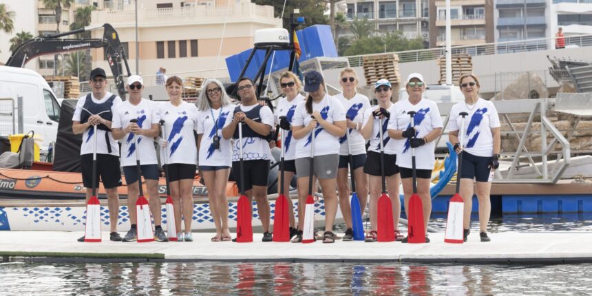 Participantes de la Regata de Campeones de Paradragón del Real Club Náutico de Torrevieja junto al agua