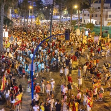 va3473-torrevieja-celebra-espana-campeona-mundo.jpg Aficionados celebran en el Paseo Vista Alegre la victoria de España en la Copa del Mundo 2026