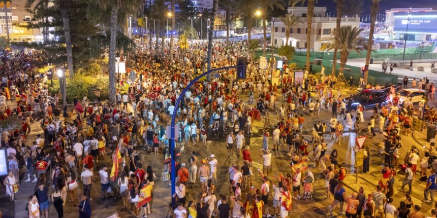 va3473-torrevieja-celebra-espana-campeona-mundo.jpg Aficionados celebran en el Paseo Vista Alegre la victoria de España en la Copa del Mundo 2026