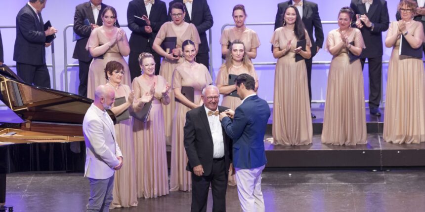 va3473-francisco-andreu-lafuente-escudo-oro-habaneras.jpg Francisco Andreu Lafuente recibe el Escudo de Oro del Patronato de Habaneras en Torrevieja