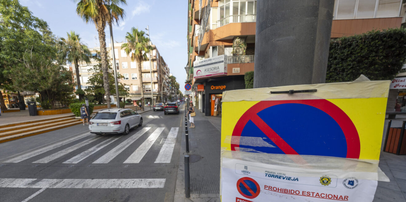 Calle Ramón Gallud de Torrevieja con regulación de aparcamiento durante el verano