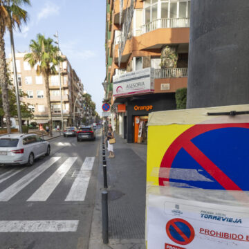 Calle Ramón Gallud de Torrevieja con regulación de aparcamiento durante el verano
