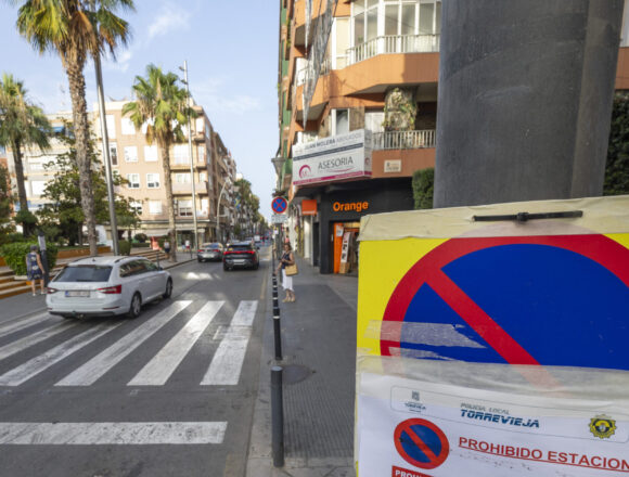 va3473-aparcamiento-ramon-gallud-torrevieja-verano.jpg Calle Ramón Gallud de Torrevieja con regulación de aparcamiento durante el verano