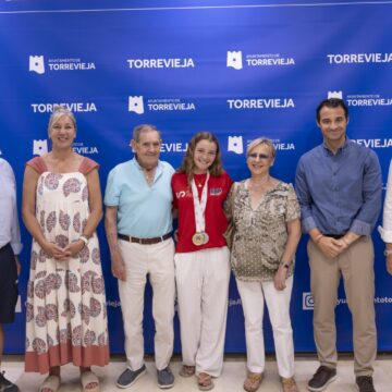 Valentina Belso recibe el homenaje del Ayuntamiento de Torrevieja tras proclamarse campeona del mundo por equipos de Optimist