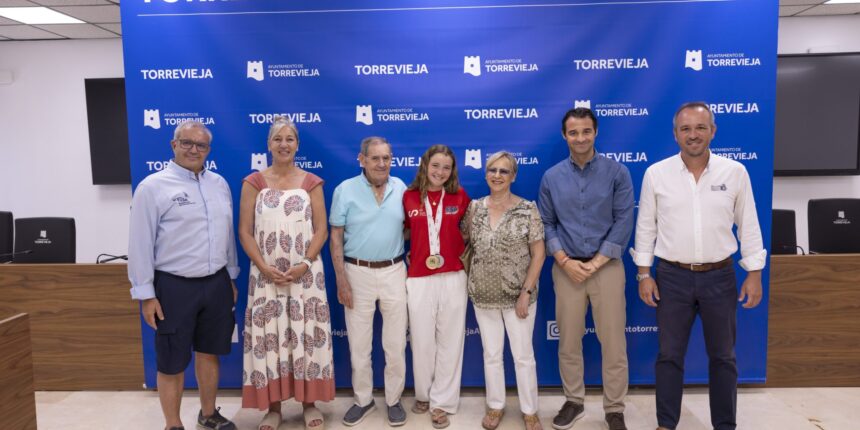 Valentina Belso recibe el homenaje del Ayuntamiento de Torrevieja tras proclamarse campeona del mundo por equipos de Optimist