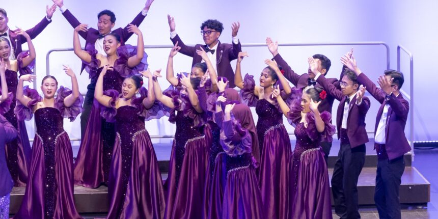 Coros internacionales cantan en el Teatro Municipal durante el Certamen de Habaneras de Torrevieja