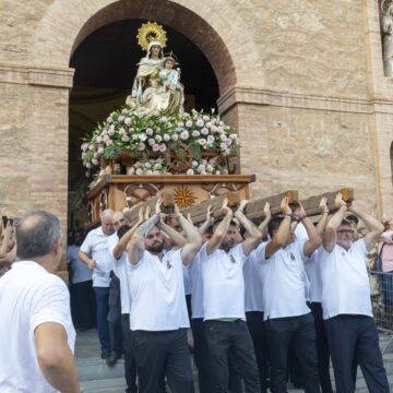 VA3472-virgen-carmen-torrevieja-procesion-maritima-2026.jpg rocesión marítima de la Virgen del Carmen en Torrevieja con embarcaciones engalanadas y fuegos artificiales