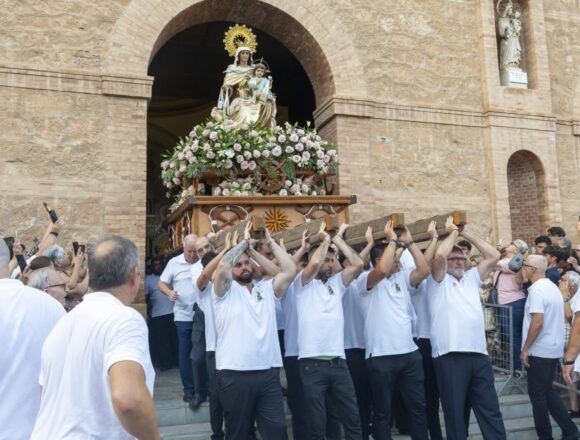 VA3472-virgen-carmen-torrevieja-procesion-maritima-2026.jpg rocesión marítima de la Virgen del Carmen en Torrevieja con embarcaciones engalanadas y fuegos artificiales