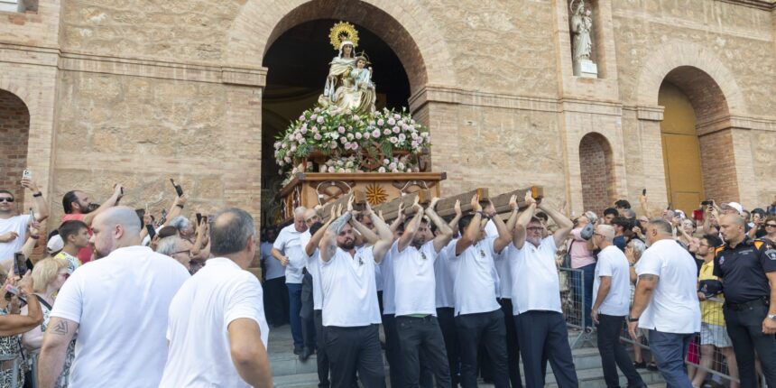 VA3472-virgen-carmen-torrevieja-procesion-maritima-2026.jpg rocesión marítima de la Virgen del Carmen en Torrevieja con embarcaciones engalanadas y fuegos artificiales