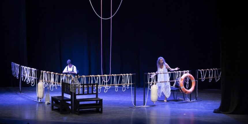 Alumnos de la Escuela Municipal de Teatro Raúl Ferrández durante una representación de fin de curso