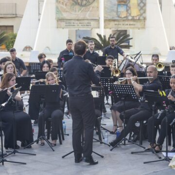 La Unión Musical Torrevejense durante el concierto de zarzuela en el Paseo Vista Alegre