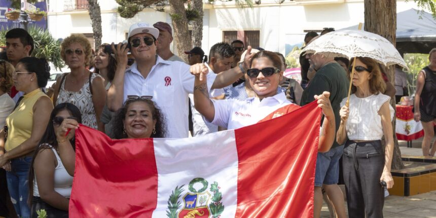 Actuación de folclore peruano por el Día de la Independencia del Perú en Torrevieja