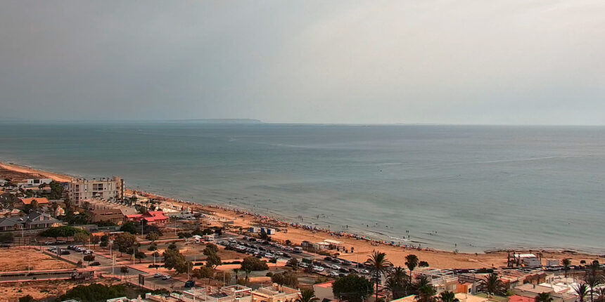 Vista de la playa de La Mata en Torrevieja durante una jornada de sol y nubes