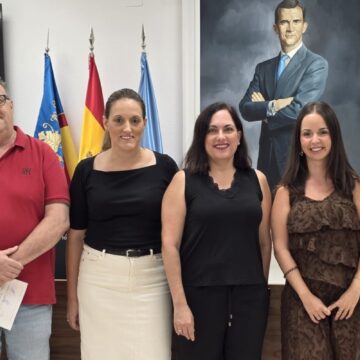 va3474-cuatro-nuevos-profesionales-ayuntamiento-torrevieja.jpg Toma de posesión de cuatro nuevos profesionales en el Ayuntamiento de Torrevieja junto a representantes municipales