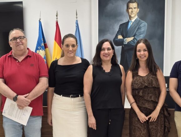 Toma de posesión de cuatro nuevos profesionales en el Ayuntamiento de Torrevieja junto a representantes municipales
