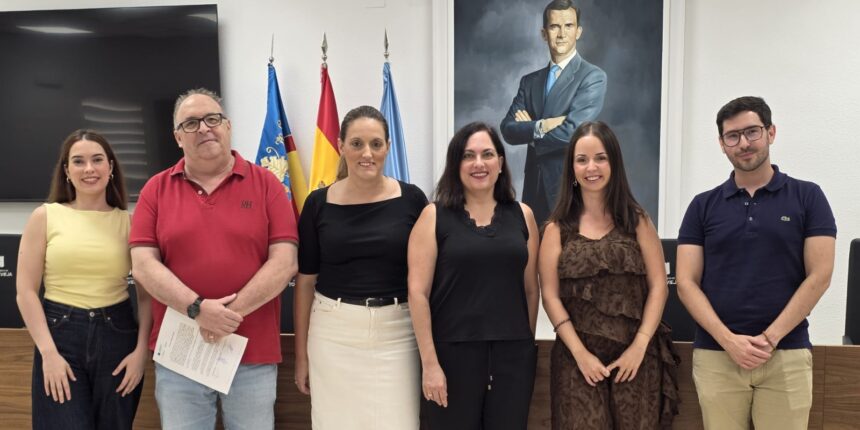 va3474-cuatro-nuevos-profesionales-ayuntamiento-torrevieja.jpg Toma de posesión de cuatro nuevos profesionales en el Ayuntamiento de Torrevieja junto a representantes municipales