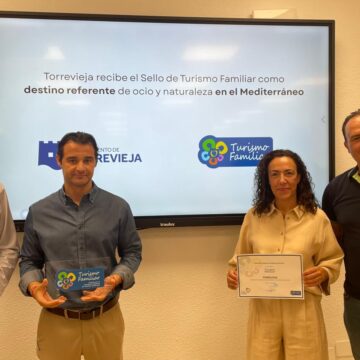 va3472-torrevieja-sello-turismo-familiar-2026.jpeg Eduardo Dolón recibe el Sello de Turismo Familiar que reconoce a Torrevieja como destino de ocio y naturaleza para familias