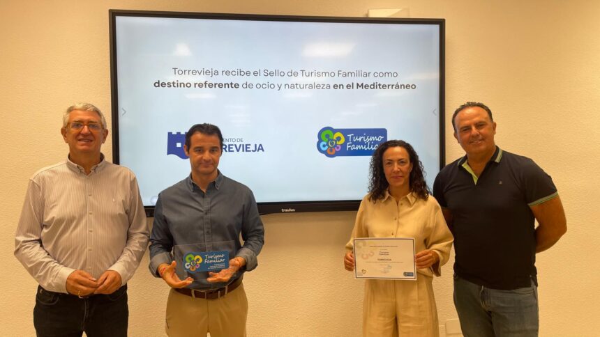 Eduardo Dolón recibe el Sello de Turismo Familiar que reconoce a Torrevieja como destino de ocio y naturaleza para familias