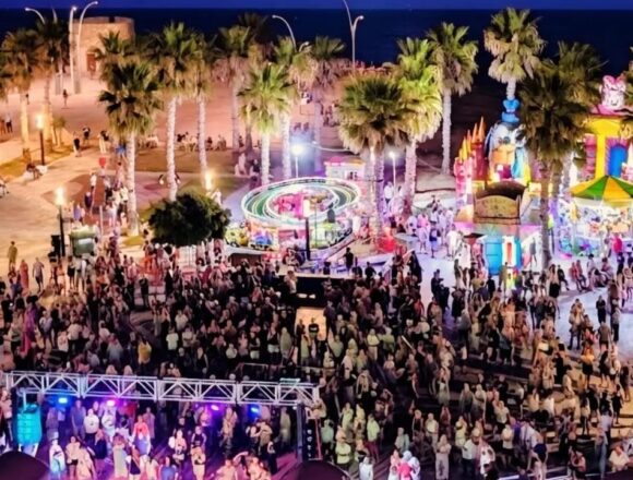 Ambiente durante las verbenas de las Fiestas de La Mata 2026 en la plaza Encarnación Puchol
