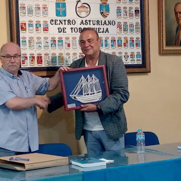 Fernando M. de la Puente presenta su libro en el Centro Asturiano de Torrevieja