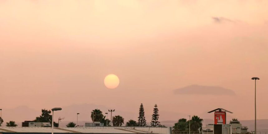 Vista de Torrevieja con sol y nubes durante el verano