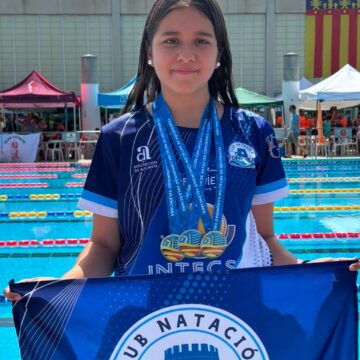 va3473-ainhoa-lomas-natacion-torrevieja-medallas.jpg Ainhoa Lomas con las medallas logradas en el Campeonato Autonómico Alevín de Verano