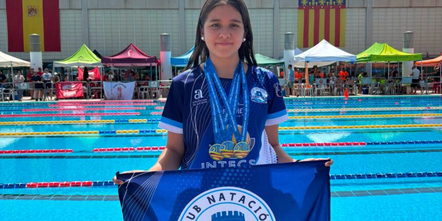 va3473-ainhoa-lomas-natacion-torrevieja-medallas.jpg Ainhoa Lomas con las medallas logradas en el Campeonato Autonómico Alevín de Verano