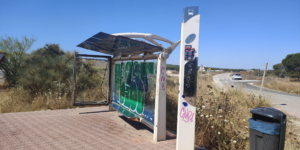 Parada de autobús en La Mata junto a la N-332 para la conexión suburbana con el Hospital Universitario de Torrevieja