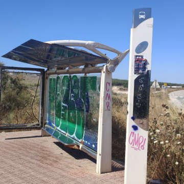 VA3472-autobus-la-mata-hospital-torrevieja.jpg Parada de autobús en La Mata junto a la N-332 para la conexión suburbana con el Hospital Universitario de Torrevieja