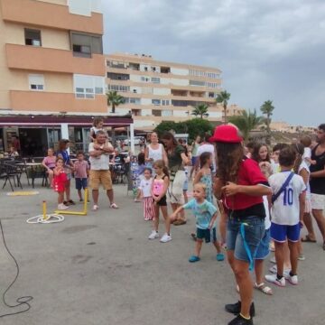 VA3476-fiestas-cabo-cervera-juegos-premios.jpg Niños participando en las actividades infantiles de las fiestas de Cabo Cervera