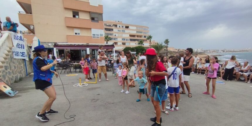 Niños participando en las actividades infantiles de las fiestas de Cabo Cervera