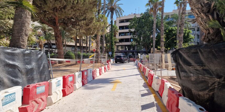 VA3475-cierre-avenida-libertad-torrevieja.jpg Tráfico en la avenida de la Libertad de Torrevieja durante las obras del entorno portuario