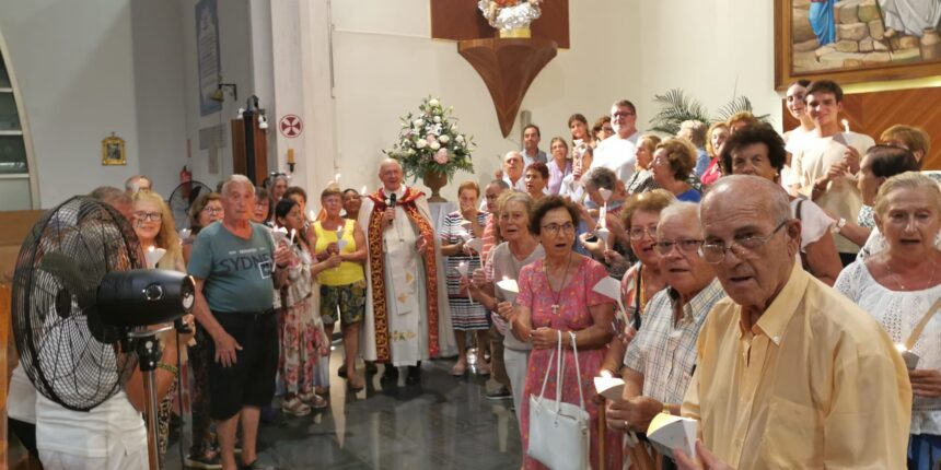 VA3477-vigilia-asuncion-virgen-maria-torrevieja.jpg Fieles con velas durante la vigilia de la Asunción de la Virgen María en la parroquia del Sagrado Corazón de Torrevieja.